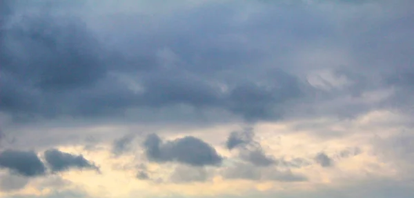 Зимнее серое голубое небо на закате и рассвете — стоковое фото