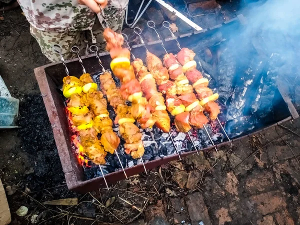 Barbecue thuis koken met een jong varken, nou ja, heel jong — Stockfoto