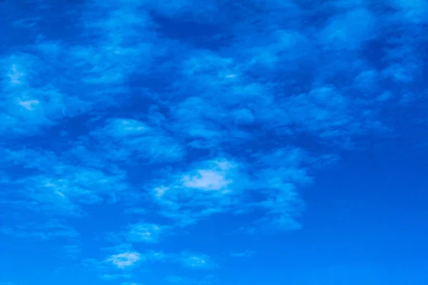 Blauer Morgenhimmel mit weißen Wolken weiße Wolken am blauen Himmel — Stockfoto