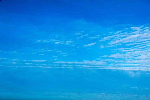 Błękitne poranne niebo z białymi chmurami białe chmury na błękitnym niebie — Zdjęcie stockowe