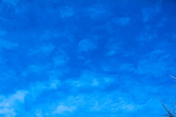 푸른 하늘에 흰 구름이 떠 있는 푸른 아침 하늘 — 스톡 사진