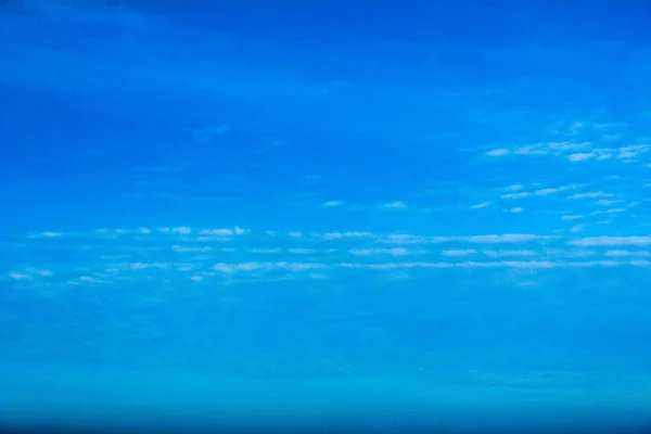 푸른 하늘에 흰 구름이 떠 있는 푸른 아침 하늘 — 스톡 사진