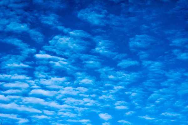 Blue morning sky with white clouds white clouds on blue sky — 图库照片