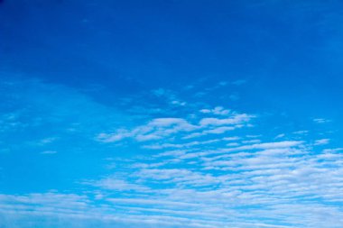 Mavi sabah gökyüzü beyaz bulutlar mavi gökyüzünde beyaz bulutlar