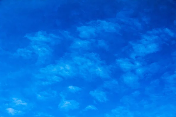 Céu azul da manhã com nuvens brancas nuvens brancas no céu azul — Fotografia de Stock