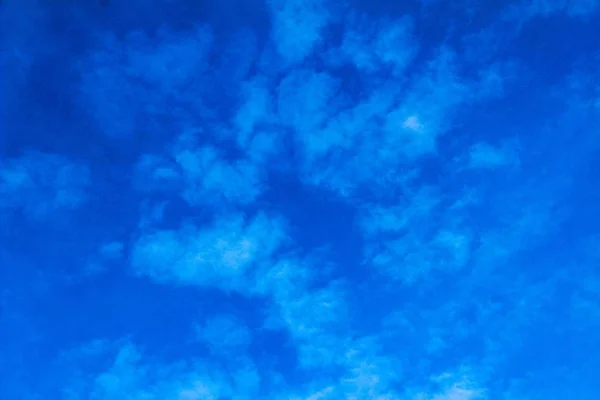 Błękitne poranne niebo z białymi chmurami białe chmury na błękitnym niebie — Zdjęcie stockowe