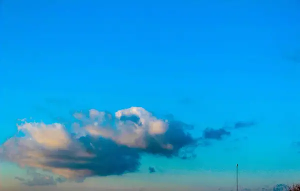 Vinter blå himmel med moln och blå himmel — Stockfoto