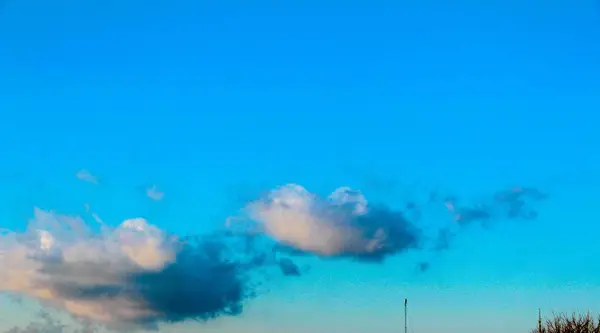 Ciel bleu d'hiver avec nuages nuages et ciel bleu — Photo