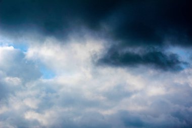 Kış masmavi gökyüzü ufukta bulutlar.