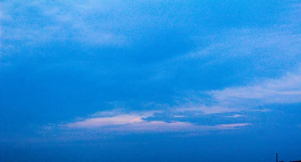 Блакитне небо з пухнастими білими хмарами білі пухнасті хмари на блакитній шкірі — стокове фото