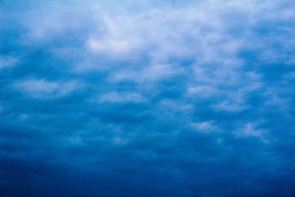 Céu azul com nuvens brancas fofas nuvens brancas fofas em azul sk — Fotografia de Stock
