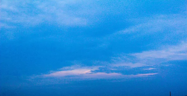 Cielo azul con nubes blancas esponjosas nubes blancas esponjosas en azul sk — Foto de Stock