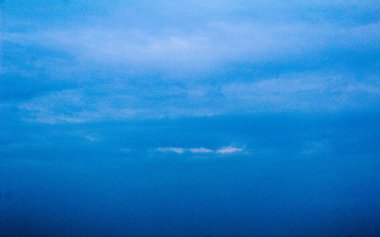 Mavi gökyüzü, kabarık beyaz bulutlar mavi gökyüzünde kabarık bulutlar