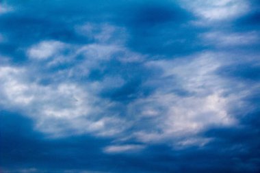 Mavi gökyüzü, kabarık beyaz bulutlar mavi gökyüzünde kabarık bulutlar