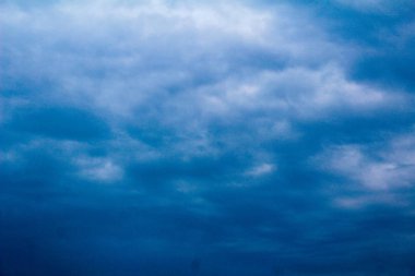 Mavi gökyüzü, kabarık beyaz bulutlar mavi gökyüzünde kabarık bulutlar