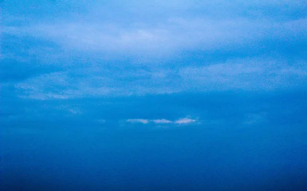 Mavi gökyüzü, kabarık beyaz bulutlar mavi gökyüzünde kabarık bulutlar — Stok fotoğraf