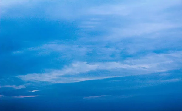 Modrá obloha s nadýchané bílé mraky bílé nadýchané mraky na modré sk — Stock fotografie