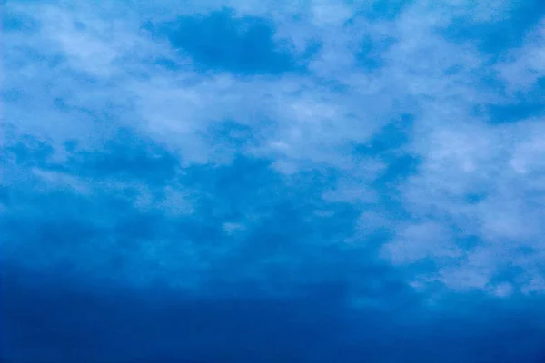 Modrá obloha s nadýchané bílé mraky bílé nadýchané mraky na modré sk — Stock fotografie