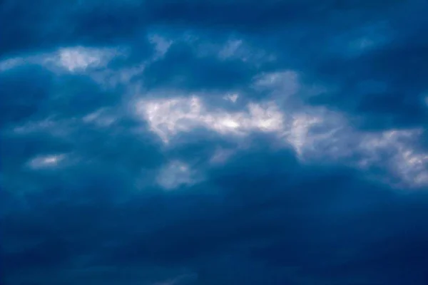 Mavi gökyüzü, kabarık beyaz bulutlar mavi gökyüzünde kabarık bulutlar — Stok fotoğraf