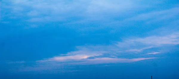 Mavi gökyüzü, kabarık beyaz bulutlar mavi gökyüzünde kabarık bulutlar — Stok fotoğraf