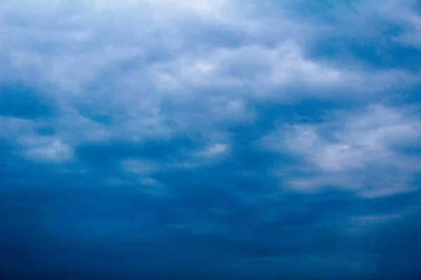 Niebieskie niebo z puszystymi białymi chmurami białe puszyste chmury na niebieskim sk — Zdjęcie stockowe