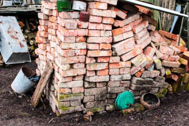 Düzgünce katlanmış ve tahtayla kaplı bir tuğla yığını