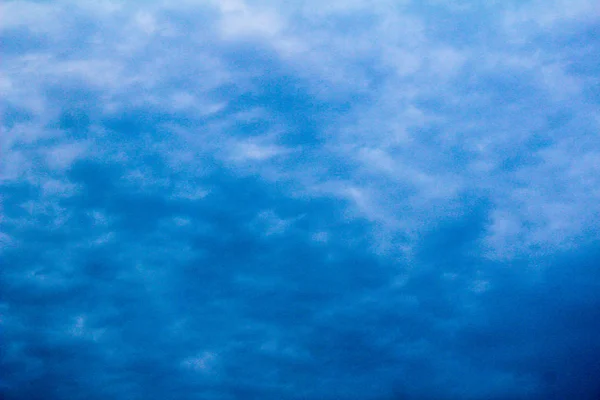 Голубое небо с пушистыми белыми облаками, белые пушистые облака на голубом небе — стоковое фото