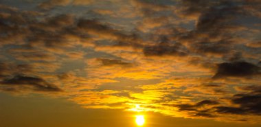 Güneş adında bir yıldız Gün batımında Karanlık gökyüzü gri bulutlar