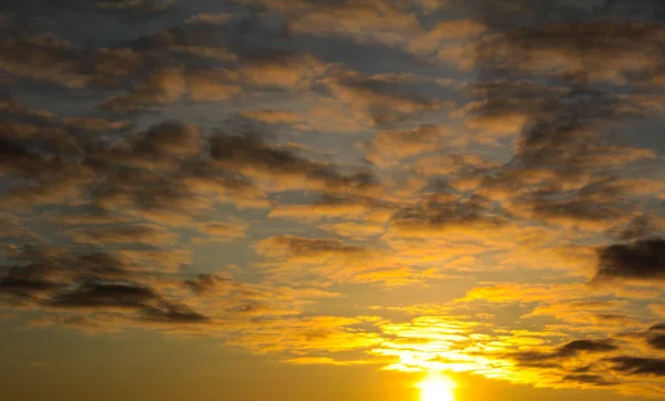 Звезда по имени солнце на закате дня темно-серые облака — стоковое фото