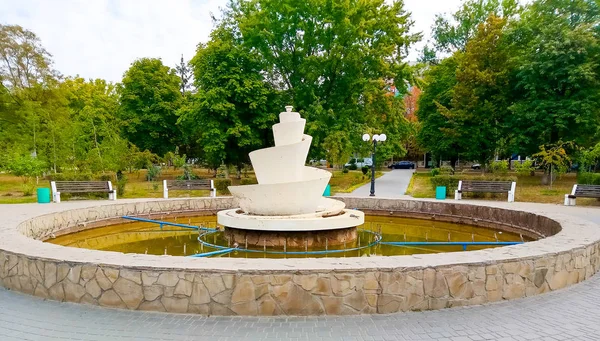 公园里的源头城市里的喷泉 — 图库照片