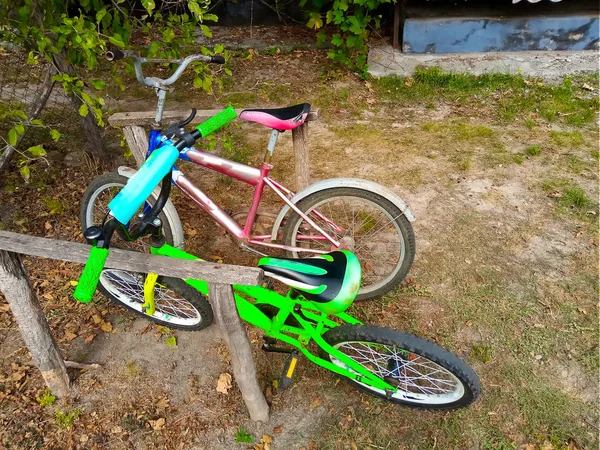 Bicicletas infantis estão em um sump esperando por seus pilotos e — Fotografia de Stock