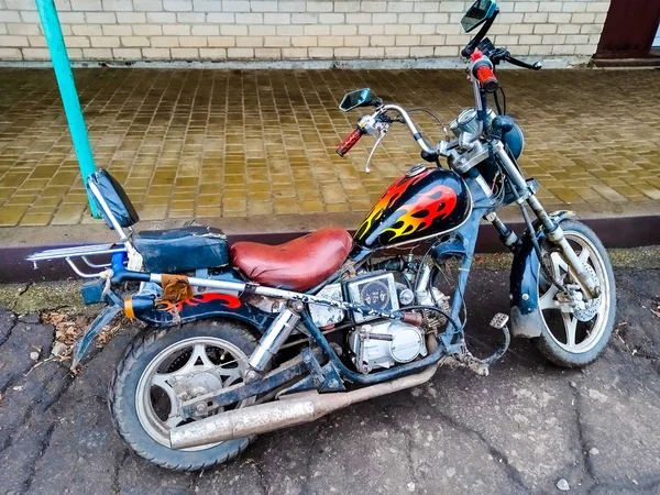 A motorcycle assembled with your own hands is standing near a su — Stock Photo, Image