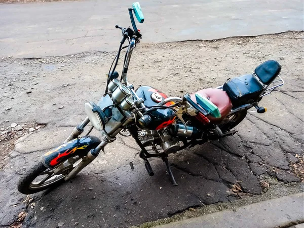 Motocykl zmontowany własnymi rękami stoi w pobliżu Su. — Zdjęcie stockowe