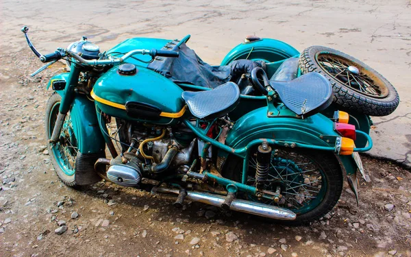 Ein altes sowjetisches Motorrad mit Beiwagen steht am Rande — Stockfoto