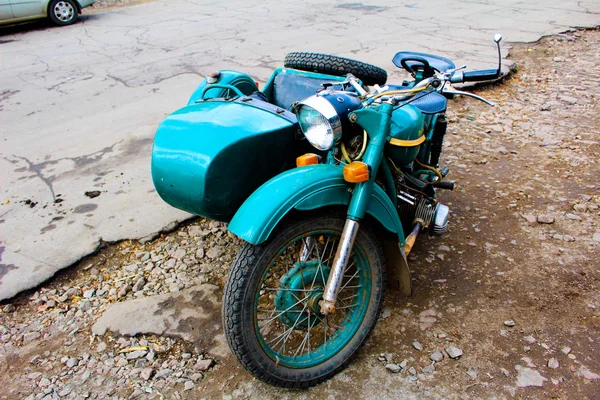 Uma velha moto soviética com um sidecar fica à margem — Fotografia de Stock