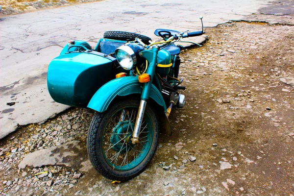 An old Soviet motorcycle with a sidecar stands on the sidelines — Stock Photo, Image