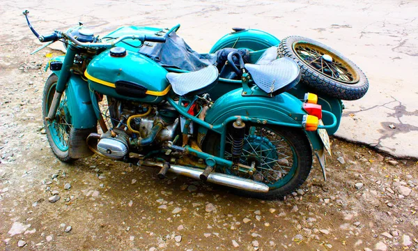 An old Soviet motorcycle with a sidecar stands on the sidelines — Stock Photo, Image