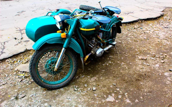 Uma velha moto soviética com um sidecar fica à margem — Fotografia de Stock