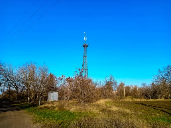 Башня с антеннами интернет-провайдера — стоковое фото