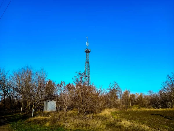 Башня с антеннами интернет-провайдера — стоковое фото