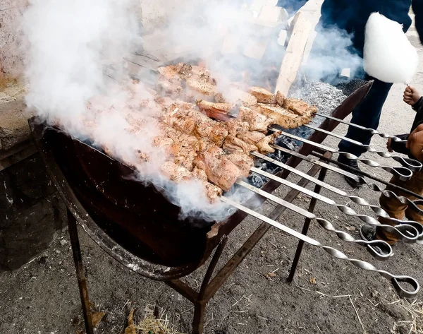 Celebramos o dia da aldeia, como podem kebabs sem carvão em — Fotografia de Stock