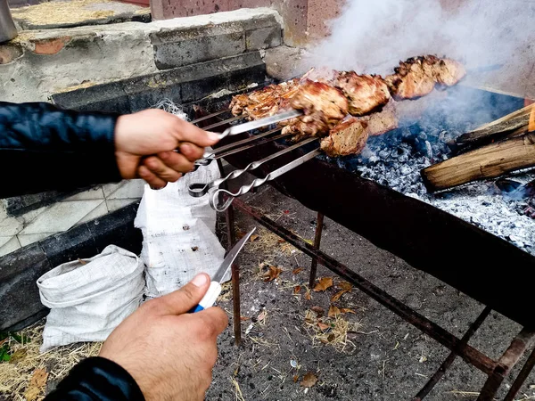 Celebramos el día del pueblo, ¿cómo pueden los kebabs sin carbón — Foto de Stock