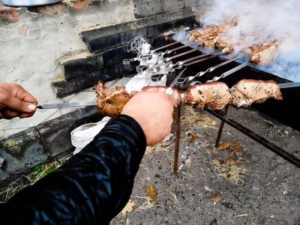 Köyün gününü kutluyoruz, kömürsüz kebaplar nasıl... — Stok fotoğraf