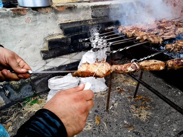 Nous célébrons le jour du village, comment peut kebabs sans charbon de bois sur — Photo