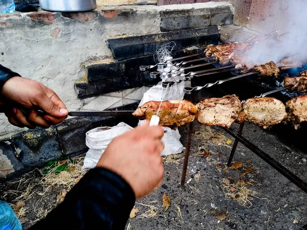 We vieren de dorpsdag, hoe kunnen kebab 's zonder houtskool op — Stockfoto