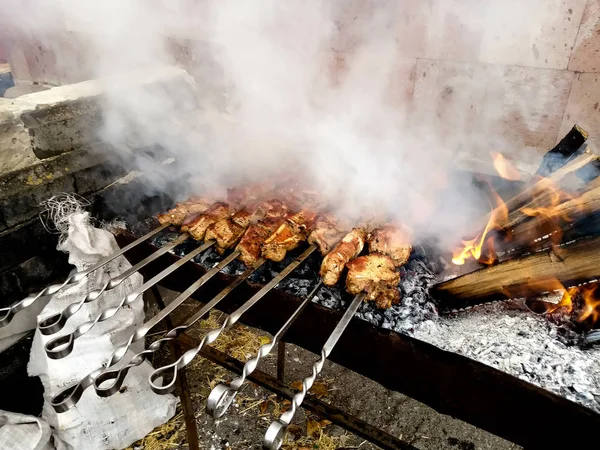 Nous célébrons le jour du village, comment peut kebabs sans charbon de bois sur — Photo