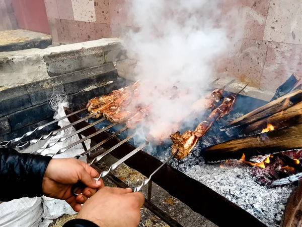 Celebramos o dia da aldeia, como podem kebabs sem carvão em — Fotografia de Stock