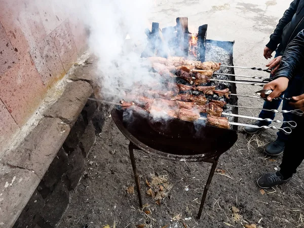 We vieren de dorpsdag, hoe kunnen kebab 's zonder houtskool op — Stockfoto
