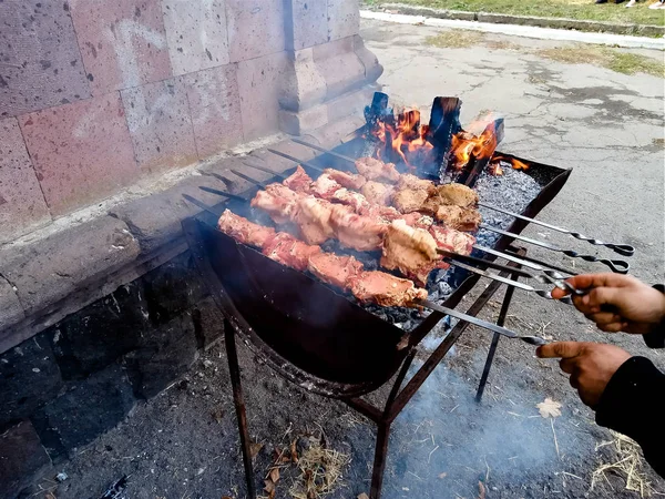 Nous célébrons le jour du village, comment peut kebabs sans charbon de bois sur — Photo