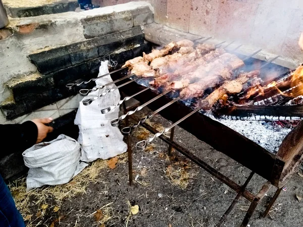 We vieren de dorpsdag, hoe kunnen kebab 's zonder houtskool op — Stockfoto